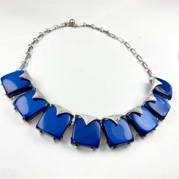Retro Vintage Signed Coro Pegusus Blue Thermoset and Silver Statement Necklace. - Picture 3 of 8